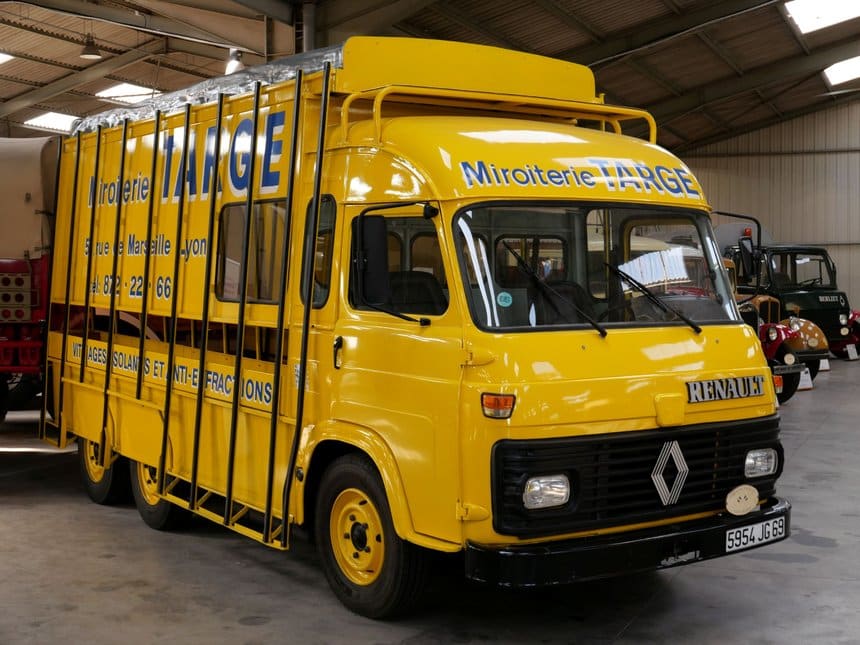 Saviem SB2 de 1980 dans la livrée de la Miroiterie Targe