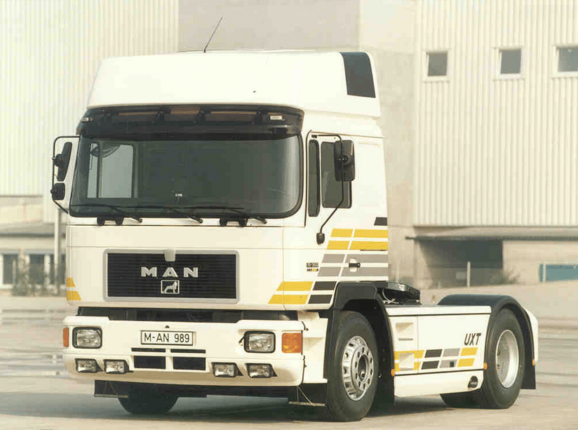 Tracteur MAN 18.422 UXT à traction intégrale et moteur horizontal dans l’empattement