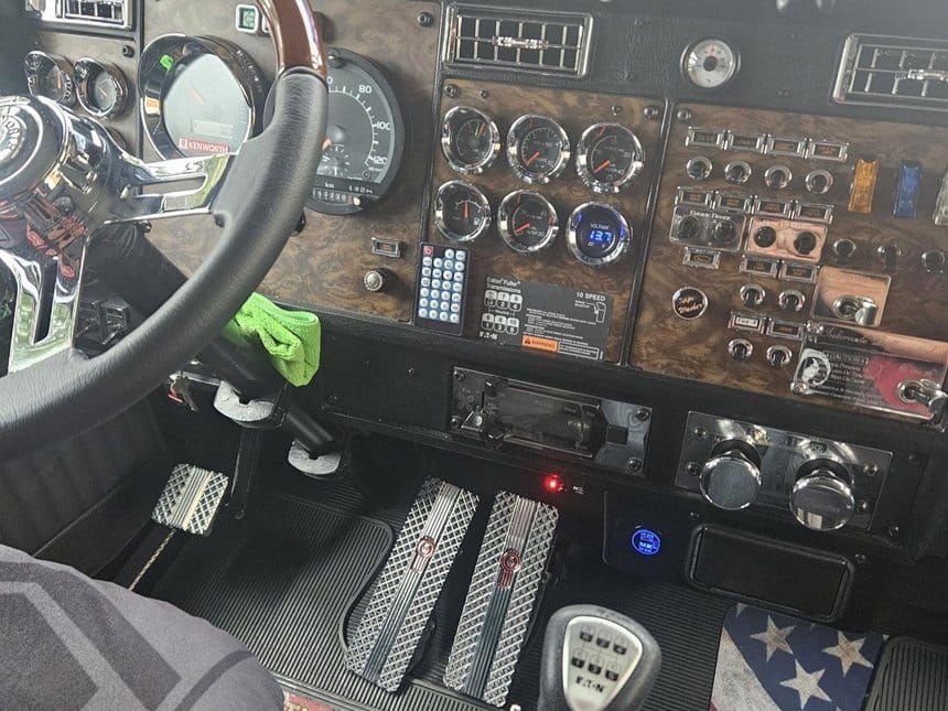 L'habitacle du Kenworth T 800 B a été refait