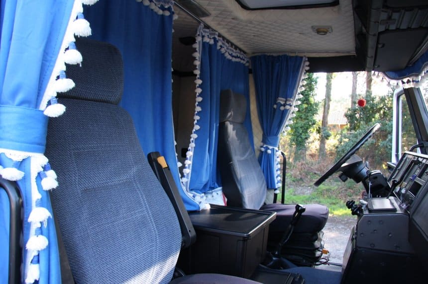 Intérieur d'époque pour ce Scania 142 M de 1985