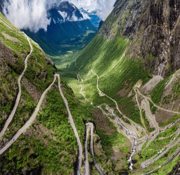 Les routes sinueuses du Geirangerfjord
