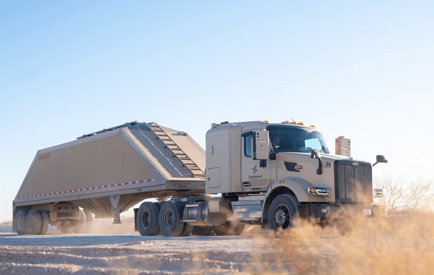 Ce Peterbilt autonome transporte du sable en circuit fermé
