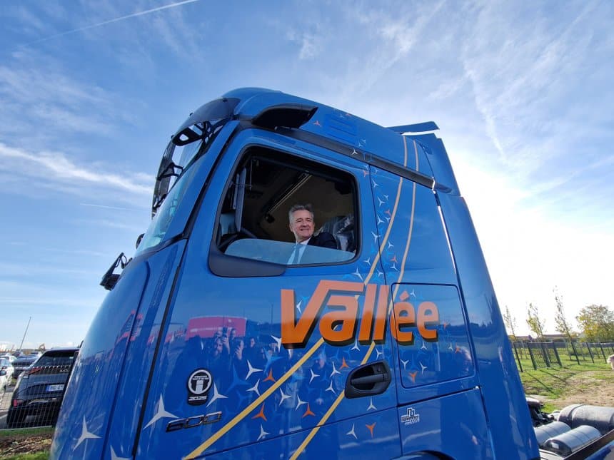 Vallée s'équipe en camion électrique chez Mercedes-Benz