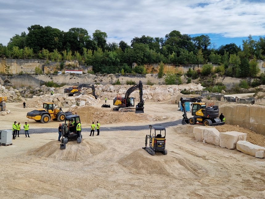 Les clients de Volvo testent dans une carrière les camions et engins de chantier électriques