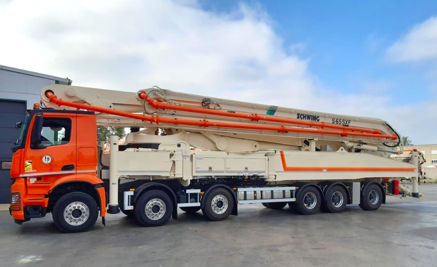 Un porteur Mercedes Arocs 12x4/8 de 16 m de long