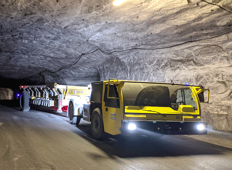 Camion MAN très abaissé pour descendre dans la mine