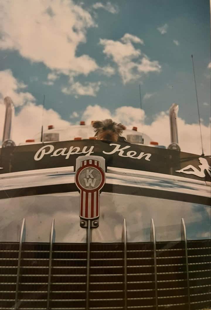 Papy Ken au-dessus de la calandre