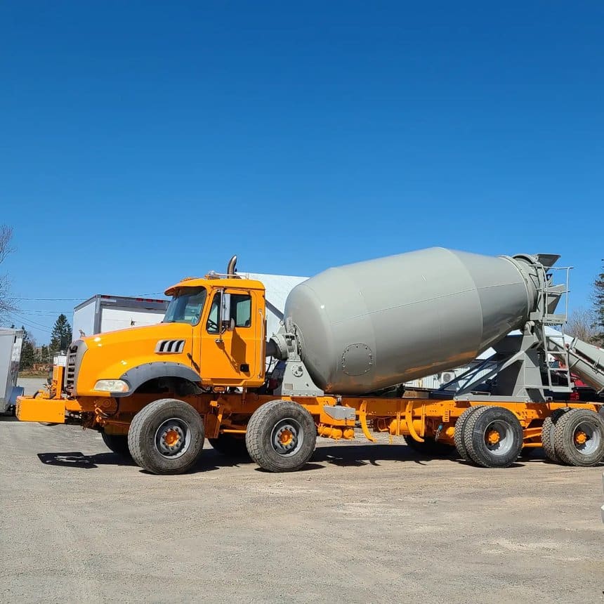 Un Mack Granite à la sortie de l'atelier