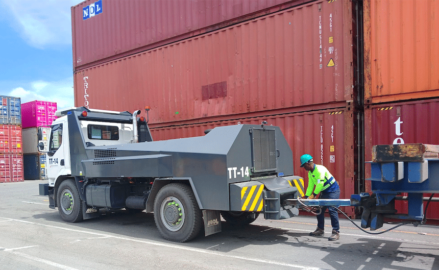 Le TG250 4x4 peut tracter de cinq à sept remorques pour conteneurs