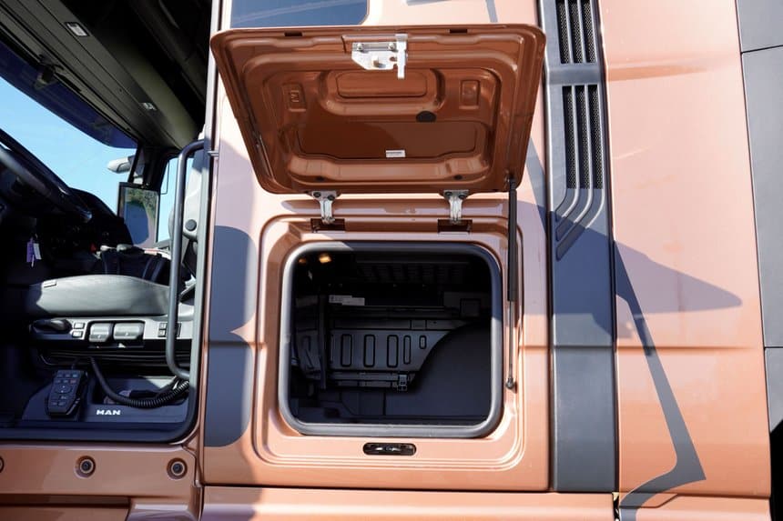 MAN TGX 18.520 : deux grands coffres latéraux