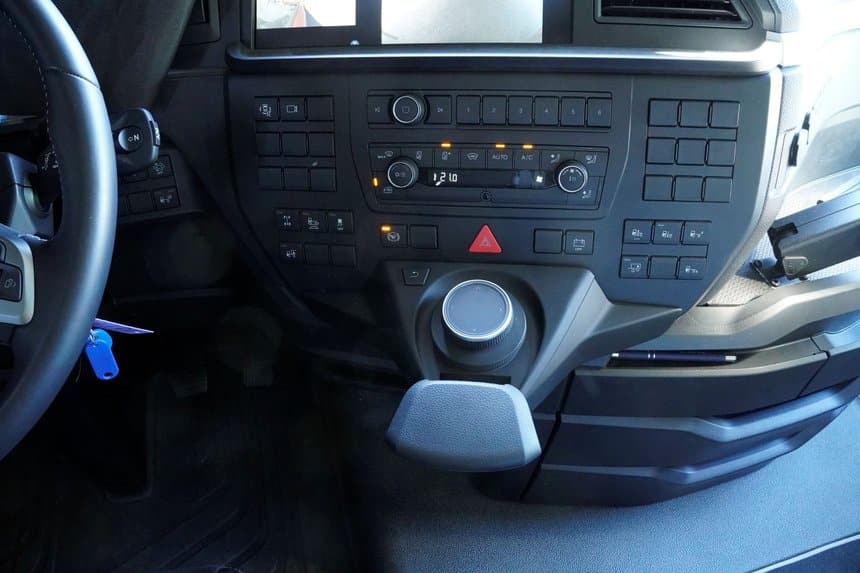 MAN TGX 18.520 : navigation via la molette qui tombe dans la main