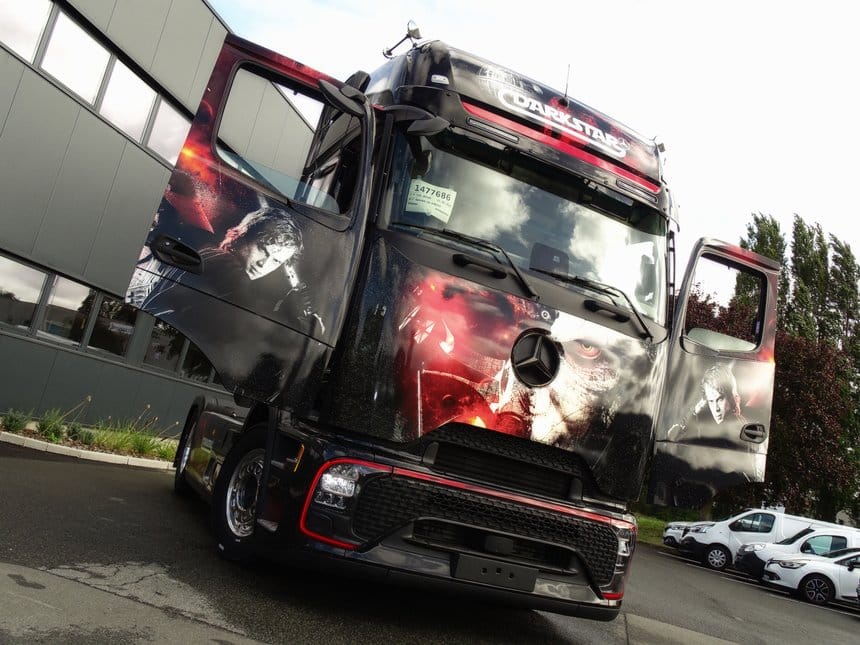 Mercedes Actros L Dark Star : un déco autocollante et sombre