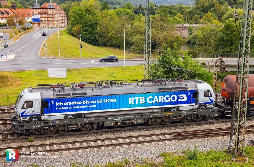 Un camion sur un train ? Non, c'est une locomotive !