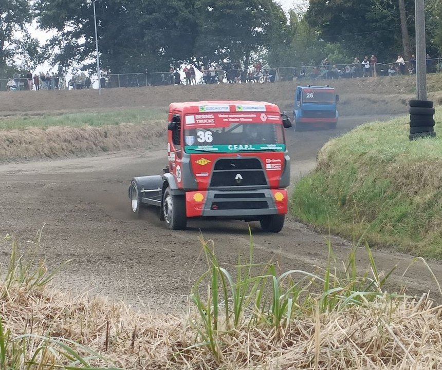 Nicolas Grand survole le meeting de camion cross de Saint-Junien