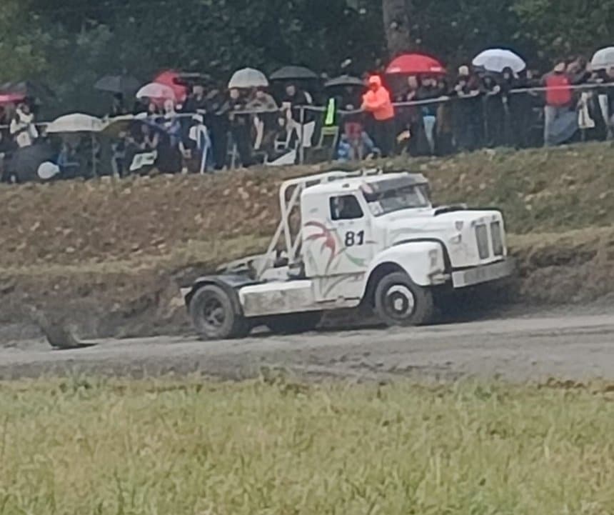 Camion cross à Saint-Junien : violente collision pour le Scania #81