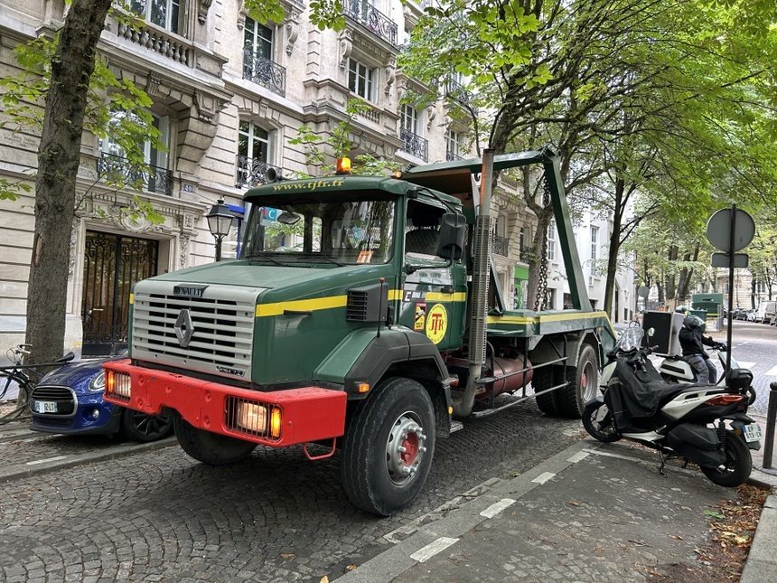 Un Renault C 300 encore en activité sur les chantiers franciliens