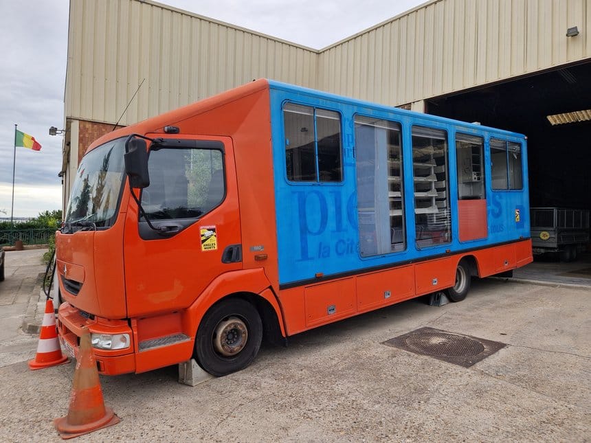 Un bibliobus Renault Midlum 180 DCI