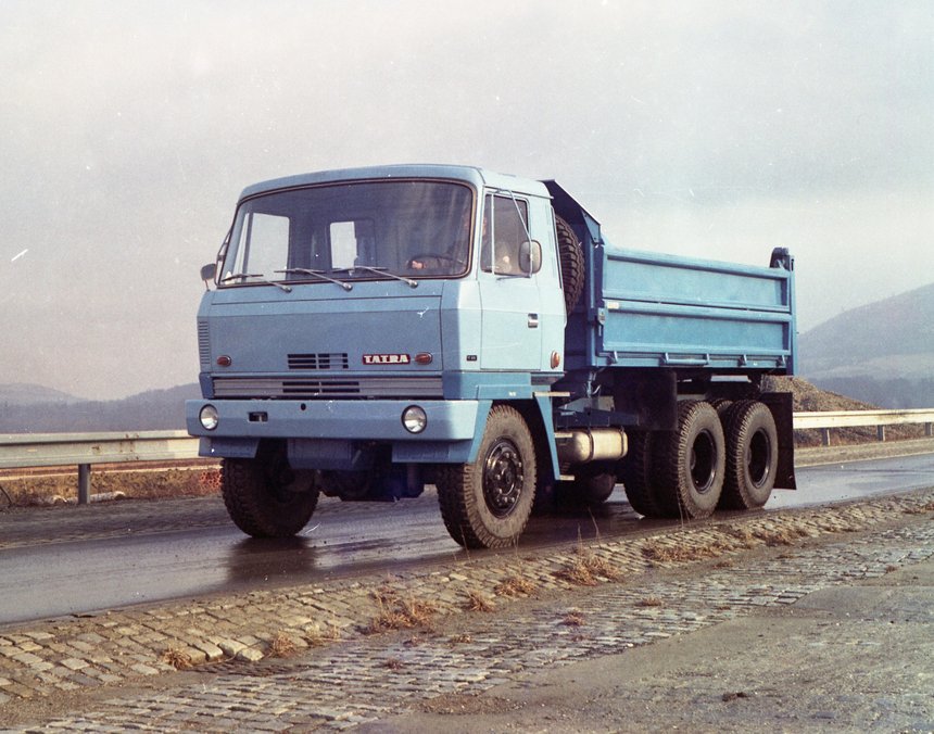 Prototype de camion-benne Tatra T 815