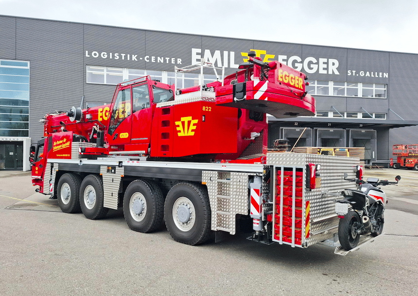 Un support de moto installé à l'arrière d'une grue automotrice Grove !