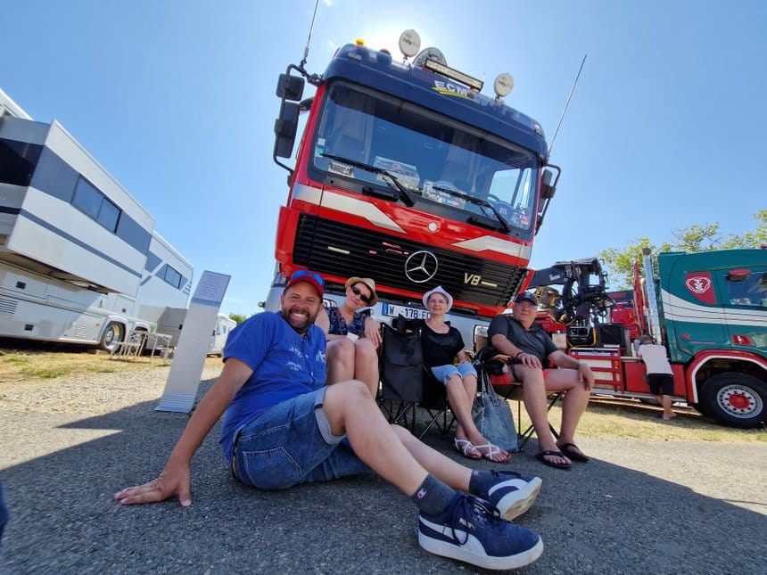 Moment convivial à Magny-Cours autour d’un Mercedes 1933