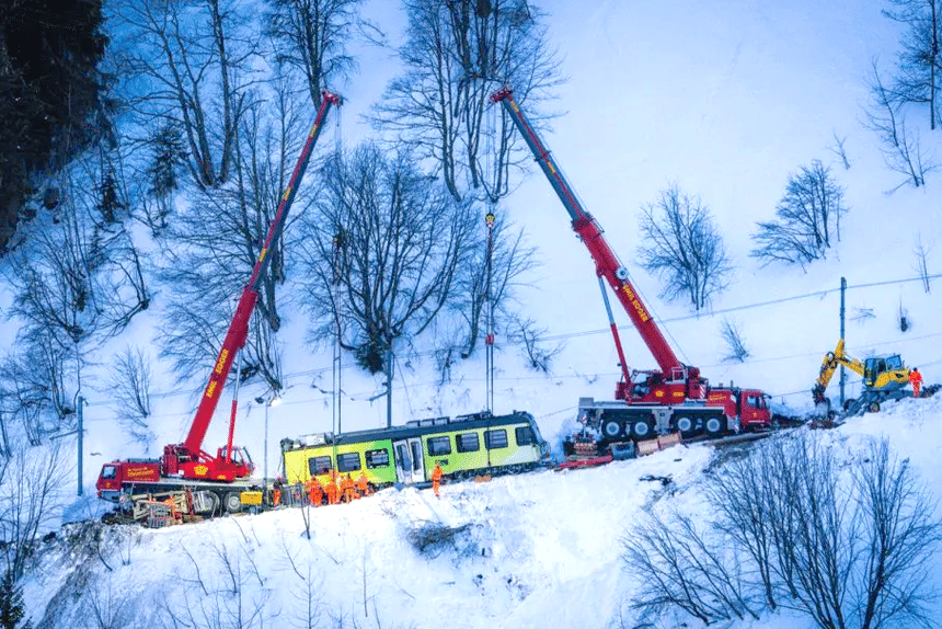 Deux grues dépannent une automotrice et la remettent sur rails