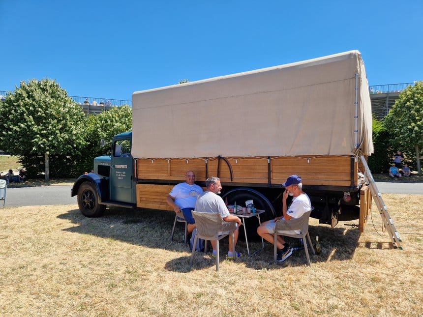 Un Berliet GDC 6 W et trois amis