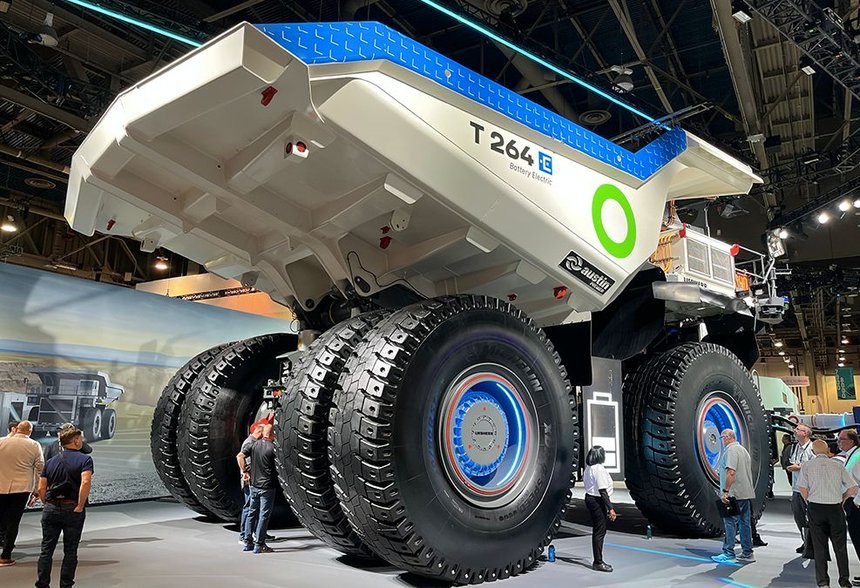 Des moteurs électriques dans les roues de ce dumper Liebherr