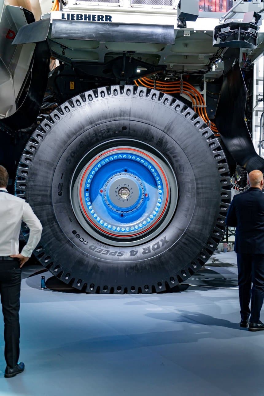 Pneumatiques Michelin 50/80 R57 sur le dumper Liebherr T 264 E