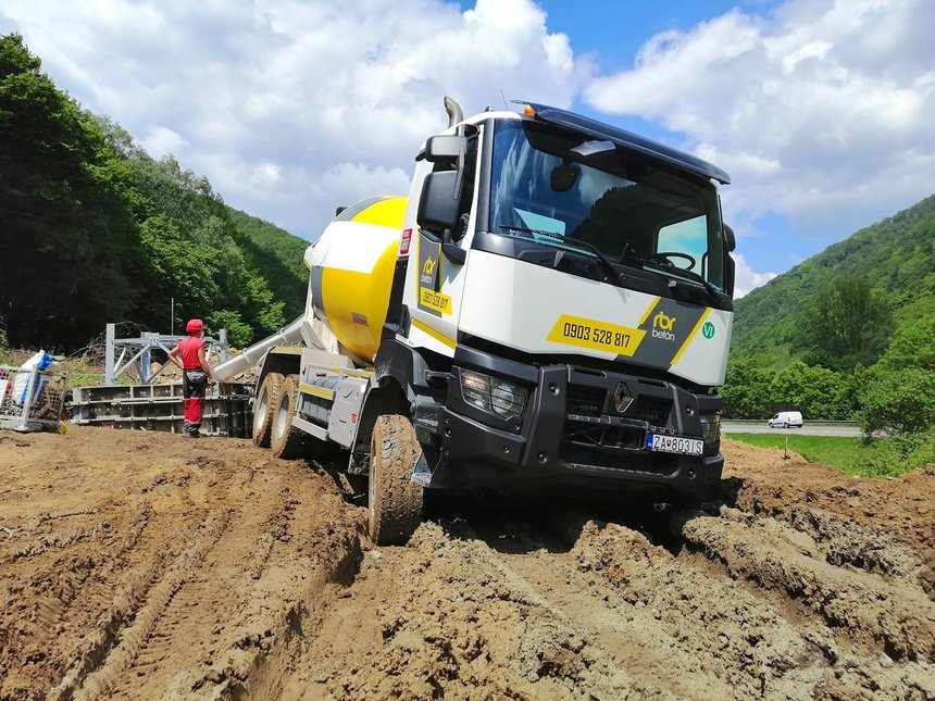 Un Renault K 6x6 qui livre du béton en Slovaquie