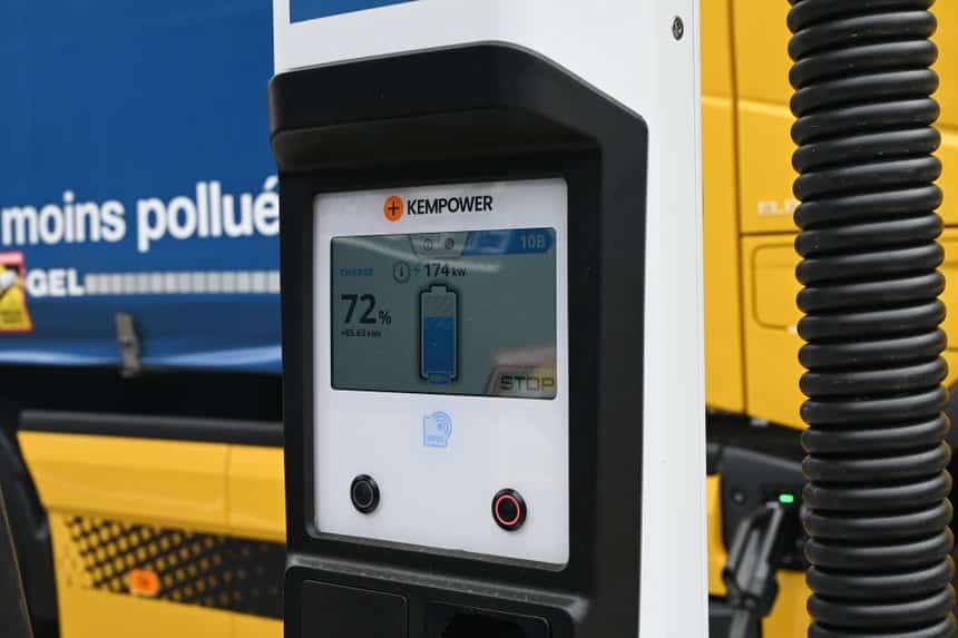 Station de recharge électrique pour camion de 200 kW chez Hager Group