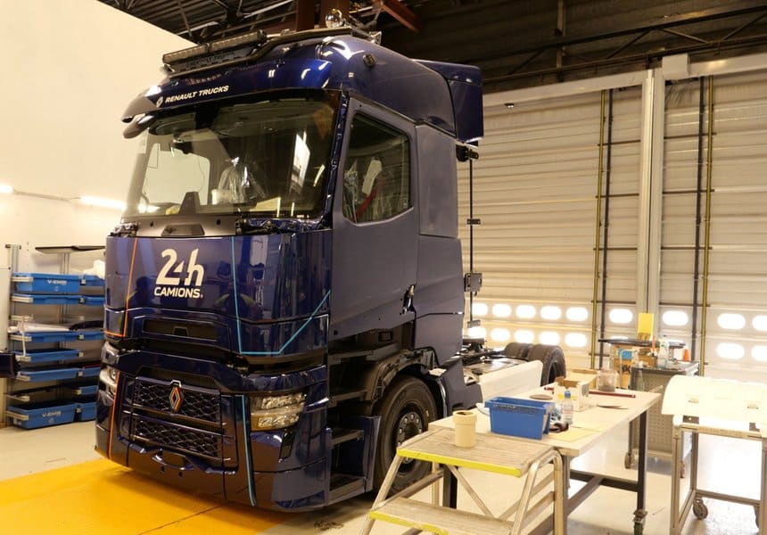 Ce Renault T préparé pour Le Mans est en phase de montage à Bourg-en-Bresse