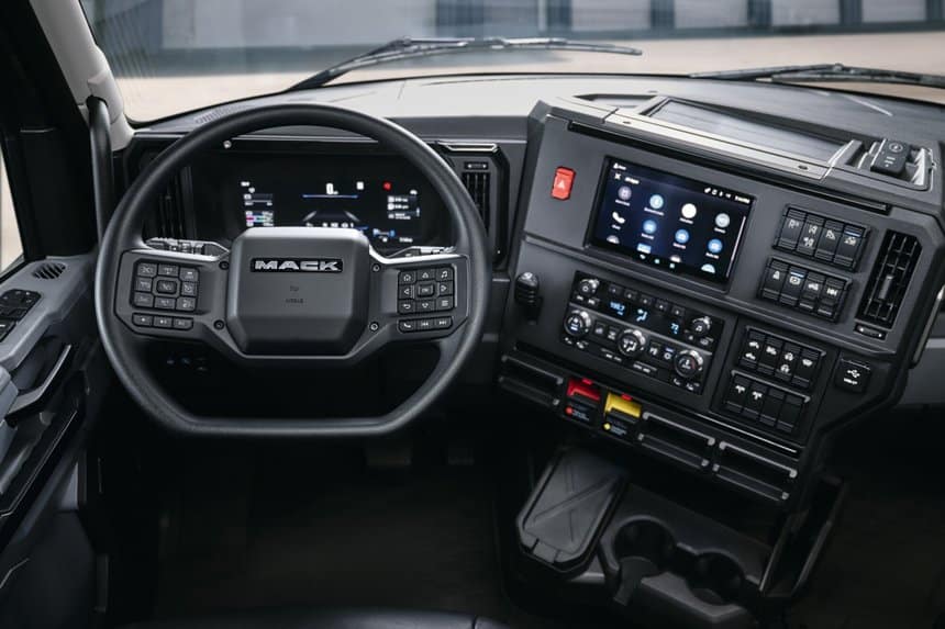 Un tableau de bord techno pour le Mack Anthem 2026