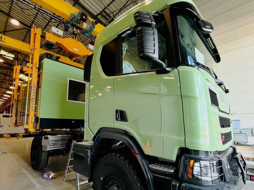 Le mobile home Scania a nécessité 460 heures de travail chez le carrossier Aubineau