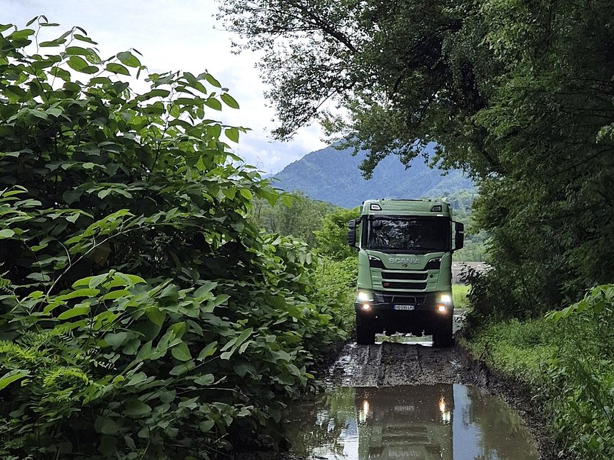 Un porteur Scania 420 R pour des vacances tout terrain