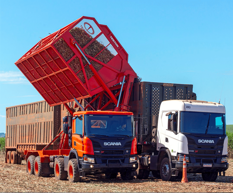 Un Scania P280 XT équipé d'une benne à déchargement latéral