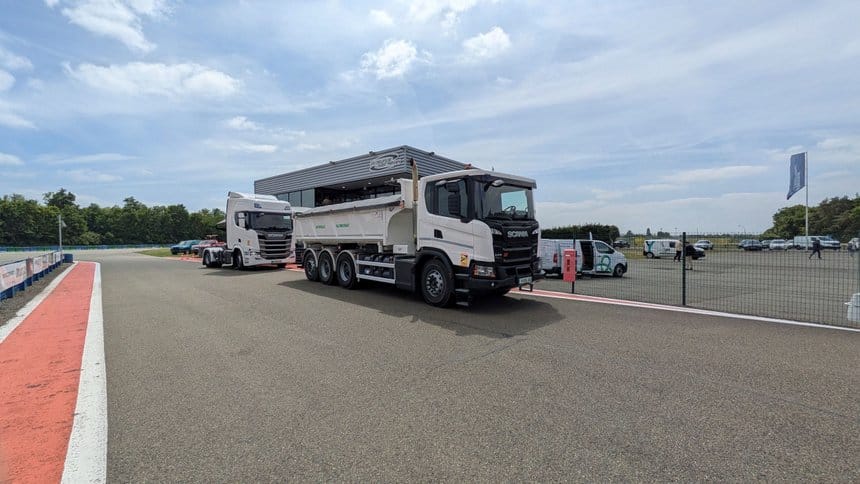 Un porteur et un tracteur Scania au gaz
