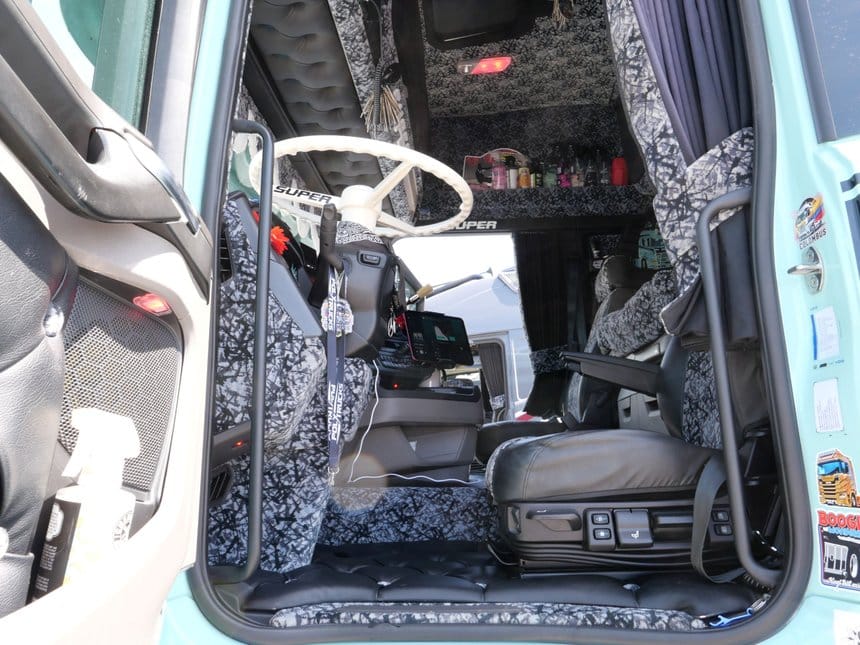 Scania 560 R tuning de STR : intérieur très classe