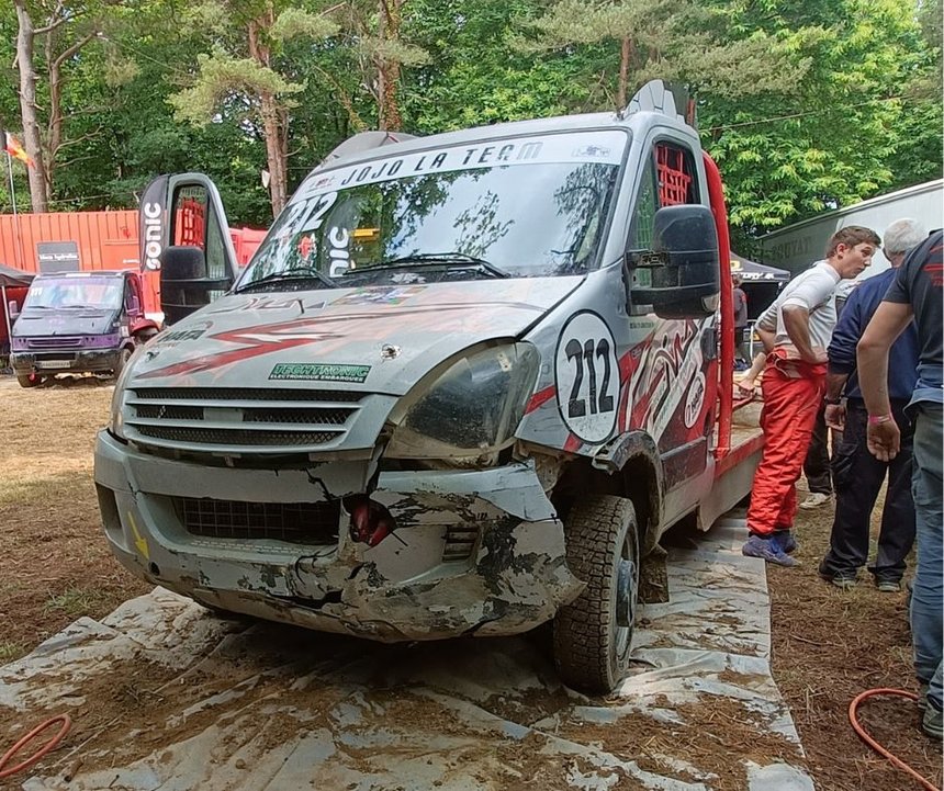 Camion cross : Le Daily de Besnard percute le Maxity de Thévenot