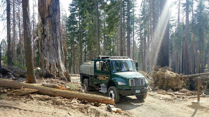 Un camion Freightliner circule dans le parc national de Yosemite aux USA