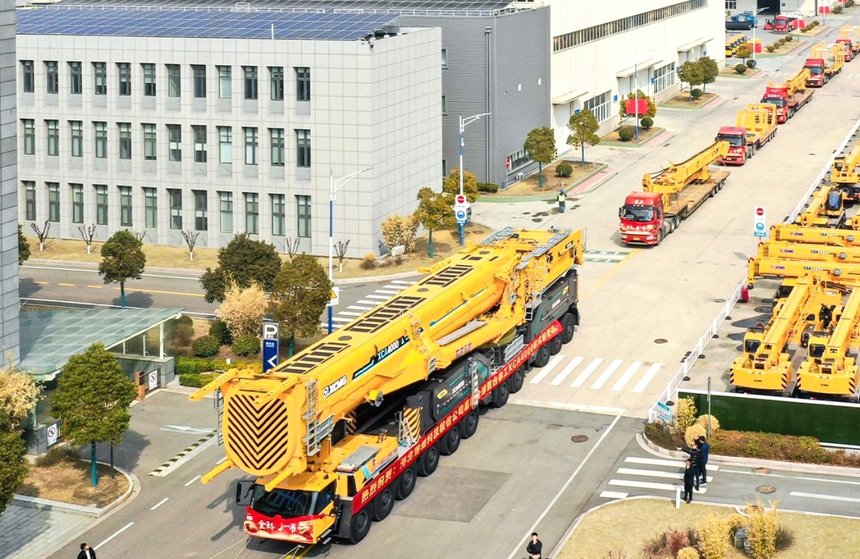 La grue géante XCMG et ses camions suiveurs