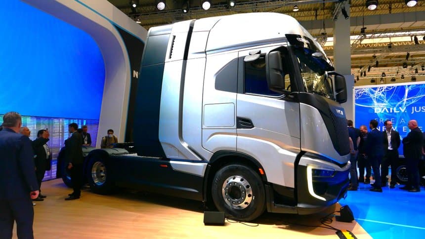 Le tracteur Nikola Tre sur le stand d'Iveco au salon IAA 2022