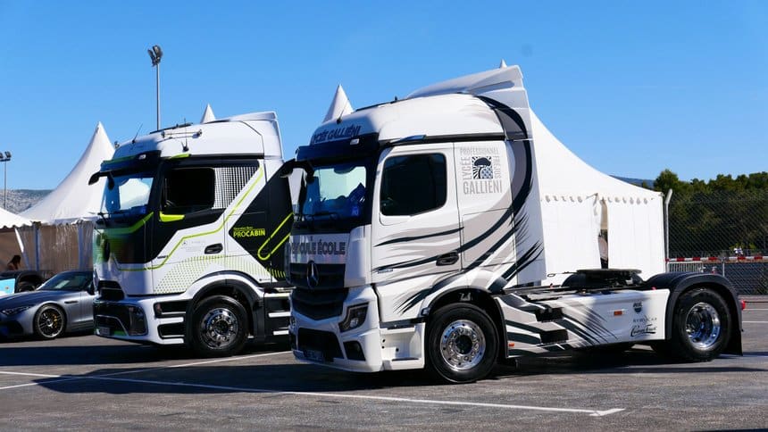 Un camion-école exposé sur le stand Mercedes au GP du Castellet