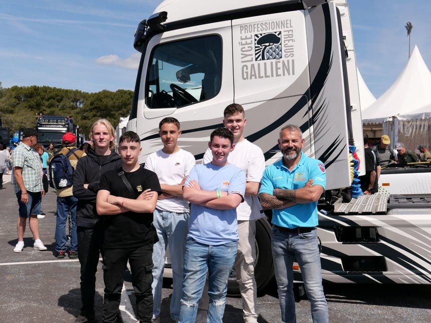 Cinq élèves signent le Mercedes Actros école