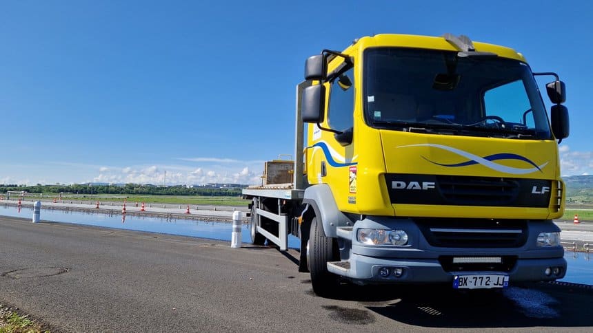 Essai de freinage avec pneus Michelin X Multi 2 sur piste humide