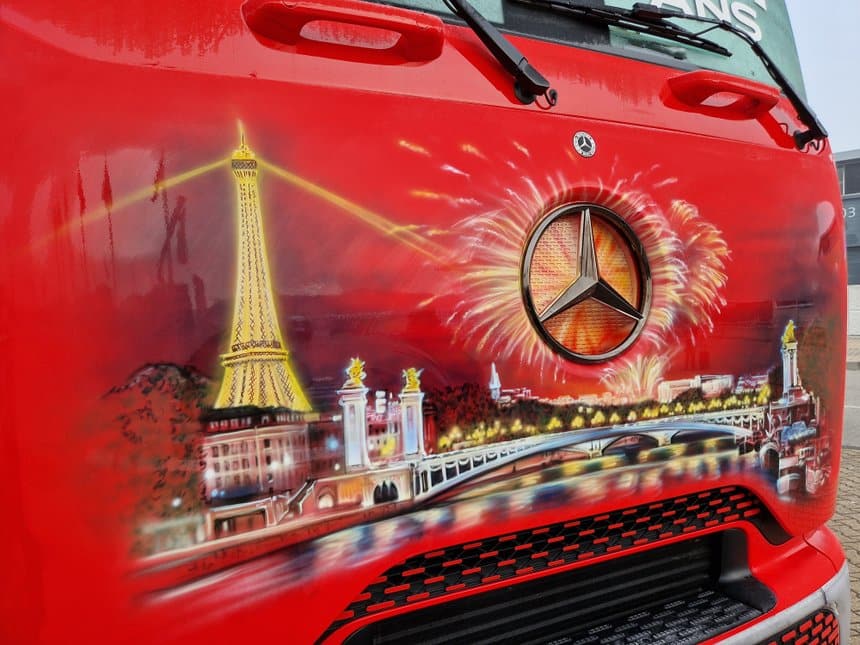 Un Mercedes allemand aux couleurs tricolores