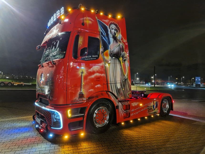 De nuit, un Mercedes illuminé comme une Tour Eiffel !