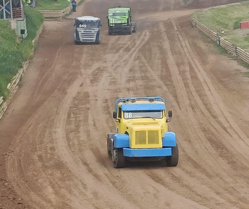 Enzo Néel va courir en camion cross et sur piste cette année !