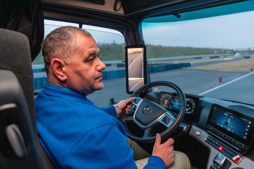 Marco va rouler en marche arrière au volant d'un camion sur 100 km