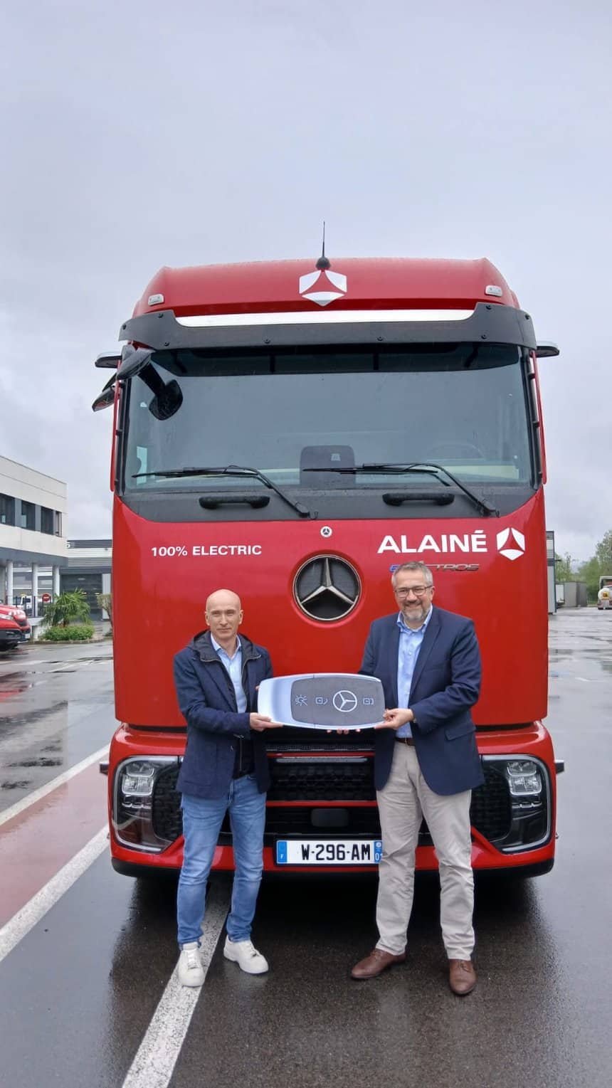 La clé du Mercedes eActros 600 remise au groupe Alainé