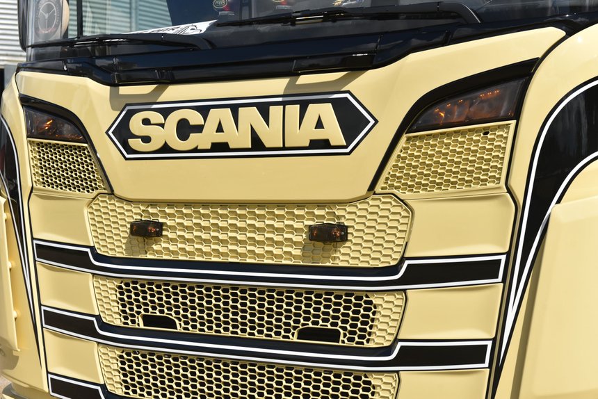 Scania S 530 des tps Riquelme : une calandre en trois couleurs